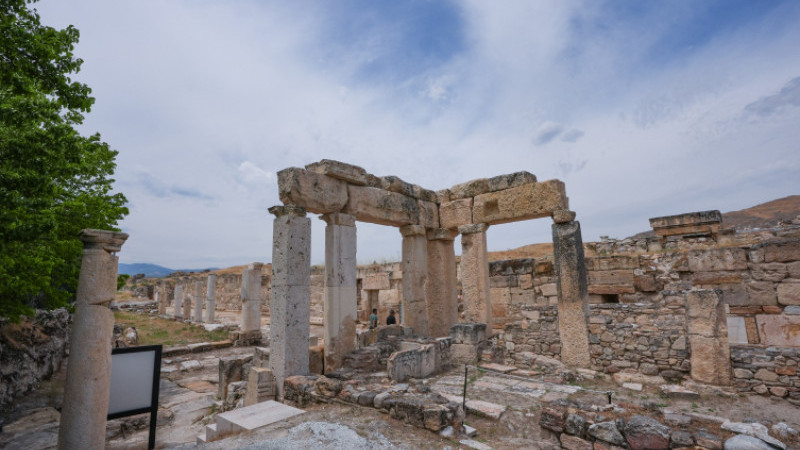 Erozyonla gelen toprak Tripolis Antik Kenti'ni korumuş
