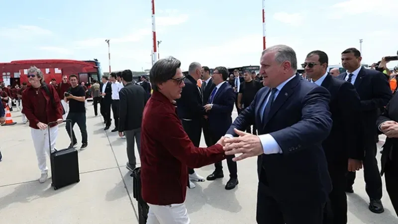 Futbol Haberleri Bakan Bak milli futbolcuları ABD’ye uğurladı...